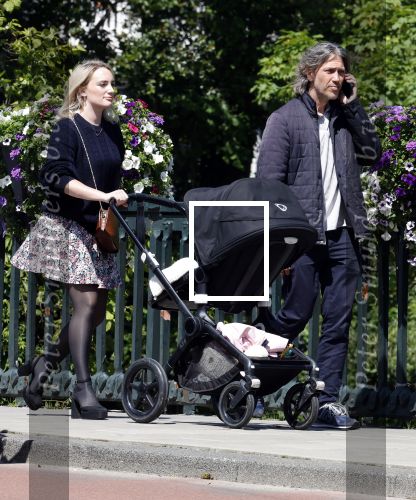 Amsterdam 14 juli 2024
Rob v d Wouw met zijn vriendin achter de kinderwagen met daarin hun baby tje / kindje