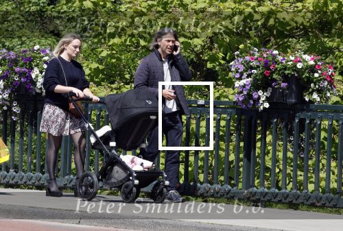 Amsterdam 14 juli 2024
Rob v d Wouw met zijn vriendin achter de kinderwagen met daarin hun baby tje / kindje