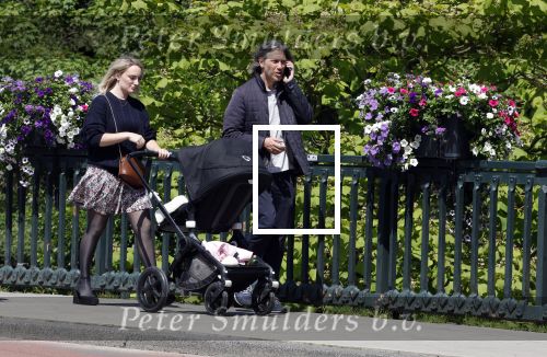 Amsterdam 14 juli 2024
Rob v d Wouw met zijn vriendin achter de kinderwagen met daarin hun baby tje / kindje