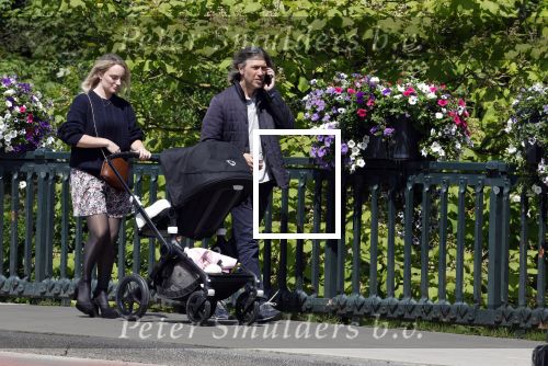 Amsterdam 14 juli 2024
Rob v d Wouw met zijn vriendin achter de kinderwagen met daarin hun baby tje / kindje