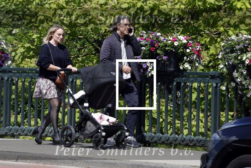 Amsterdam 14 juli 2024
Rob v d Wouw met zijn vriendin achter de kinderwagen met daarin hun baby tje / kindje