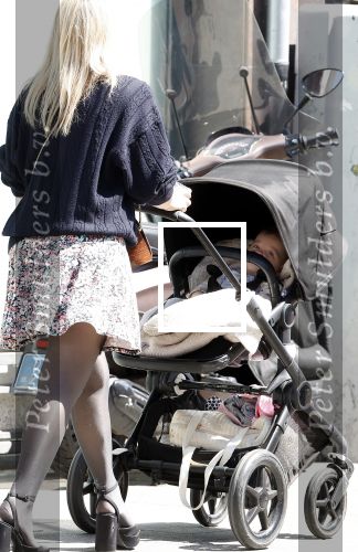 Amsterdam 14 juli 2024
Rob v d Wouw met zijn vriendin achter de kinderwagen met daarin hun baby tje / kindje
