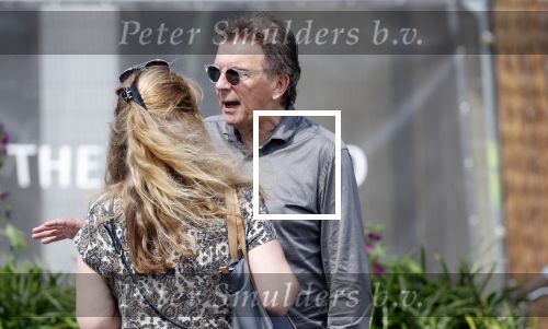 Amsterdam 15 juli 2024
Herdenkingsmonument Peter R. de Vries onthuld in Amsterdam Het kunstwerk bestaat uit twee bronzen handen die in elkaar grijpen en is gemaakt door kunstenares Rini Hurkmans. Burgemeester Femke Halsema en Kelly de Vries spreken tijdens de onthulling van het monument. Humbert Tan presenteert het . Ook zijn vrouw Jaqueline de Vries zoon Royce de Vries (met vrouw ) en Kelly de Vries (met partner) waren natuurlijk aanwezig . Robert ten Brink