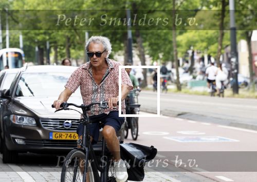 Amsterdam 18 juli 2024
Oud politicus Roger v Boxtel op de fiets in Amsterdam.