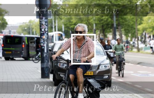 Amsterdam 18 juli 2024
Oud politicus Roger v Boxtel op de fiets in Amsterdam.
