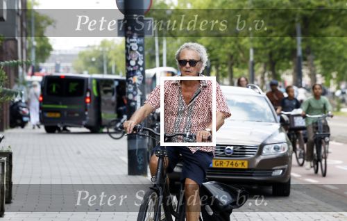 Amsterdam 18 juli 2024
Oud politicus Roger v Boxtel op de fiets in Amsterdam.