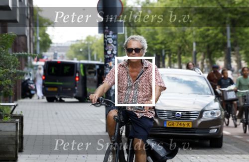 Amsterdam 18 juli 2024
Oud politicus Roger v Boxtel op de fiets in Amsterdam.