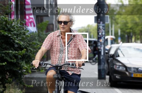 Amsterdam 18 juli 2024
Oud politicus Roger v Boxtel op de fiets in Amsterdam.