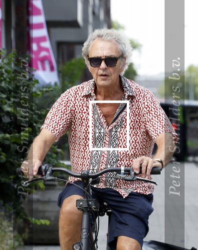 Amsterdam 18 juli 2024
Oud politicus Roger v Boxtel op de fiets in Amsterdam.