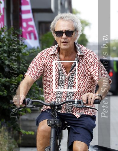 Amsterdam 18 juli 2024
Oud politicus Roger v Boxtel op de fiets in Amsterdam.