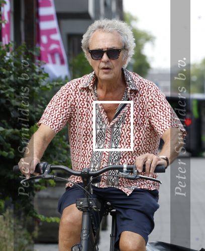 Amsterdam 18 juli 2024
Oud politicus Roger v Boxtel op de fiets in Amsterdam.