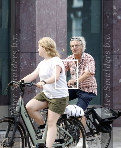 Amsterdam 18 juli 2024
Oud politicus Roger v Boxtel op de fiets in Amsterdam.