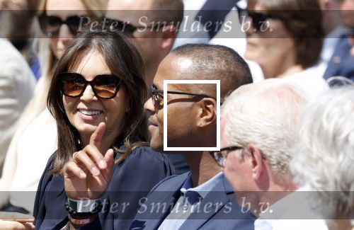 Amsterdam 15 juli 2024
Herdenkingsmonument Peter R. de Vries onthuld in Amsterdam Het kunstwerk bestaat uit twee bronzen handen die in elkaar grijpen en is gemaakt door kunstenares Rini Hurkmans. Burgemeester Femke Halsema en Kelly de Vries spreken tijdens de onthulling van het monument. Humbert Tan presenteert het . Ook zijn vrouw Jaqueline de Vries zoon Royce de Vries (met vrouw ) en Kelly de Vries (met partner) waren natuurlijk aanwezig .