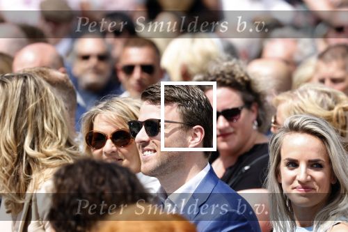 Amsterdam 15 juli 2024
Herdenkingsmonument Peter R. de Vries onthuld in Amsterdam Het kunstwerk bestaat uit twee bronzen handen die in elkaar grijpen en is gemaakt door kunstenares Rini Hurkmans. Burgemeester Femke Halsema en Kelly de Vries spreken tijdens de onthulling van het monument. Humbert Tan presenteert het . Ook zijn vrouw Jaqueline de Vries zoon Royce de Vries (met vrouw ) en Kelly de Vries (met partner) waren natuurlijk aanwezig .