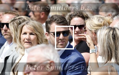 Amsterdam 15 juli 2024
Herdenkingsmonument Peter R. de Vries onthuld in Amsterdam Het kunstwerk bestaat uit twee bronzen handen die in elkaar grijpen en is gemaakt door kunstenares Rini Hurkmans. Burgemeester Femke Halsema en Kelly de Vries spreken tijdens de onthulling van het monument. Humbert Tan presenteert het . Ook zijn vrouw Jaqueline de Vries zoon Royce de Vries (met vrouw ) en Kelly de Vries (met partner) waren natuurlijk aanwezig .