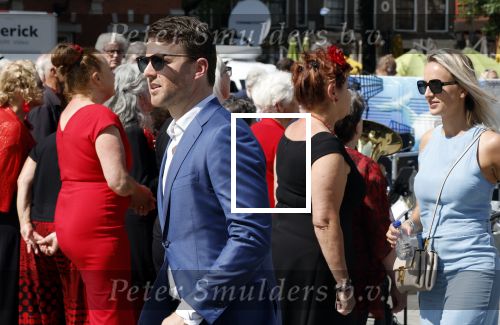 Amsterdam 15 juli 2024
Herdenkingsmonument Peter R. de Vries onthuld in Amsterdam Het kunstwerk bestaat uit twee bronzen handen die in elkaar grijpen en is gemaakt door kunstenares Rini Hurkmans. Burgemeester Femke Halsema en Kelly de Vries spreken tijdens de onthulling van het monument. Humbert Tan presenteert het . Ook zijn vrouw Jaqueline de Vries zoon Royce de Vries (met vrouw ) en Kelly de Vries (met partner) waren natuurlijk aanwezig .