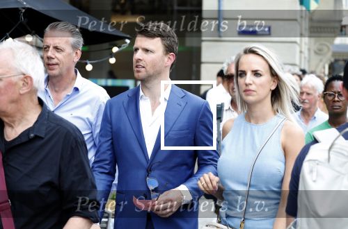 Amsterdam 15 juli 2024
Herdenkingsmonument Peter R. de Vries onthuld in Amsterdam Het kunstwerk bestaat uit twee bronzen handen die in elkaar grijpen en is gemaakt door kunstenares Rini Hurkmans. Burgemeester Femke Halsema en Kelly de Vries spreken tijdens de onthulling van het monument. Humbert Tan presenteert het . Ook zijn vrouw Jaqueline de Vries zoon Royce de Vries (met vrouw ) en Kelly de Vries (met partner) waren natuurlijk aanwezig .