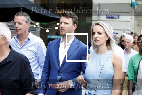 Amsterdam 15 juli 2024
Herdenkingsmonument Peter R. de Vries onthuld in Amsterdam Het kunstwerk bestaat uit twee bronzen handen die in elkaar grijpen en is gemaakt door kunstenares Rini Hurkmans. Burgemeester Femke Halsema en Kelly de Vries spreken tijdens de onthulling van het monument. Humbert Tan presenteert het . Ook zijn vrouw Jaqueline de Vries zoon Royce de Vries (met vrouw ) en Kelly de Vries (met partner) waren natuurlijk aanwezig .
