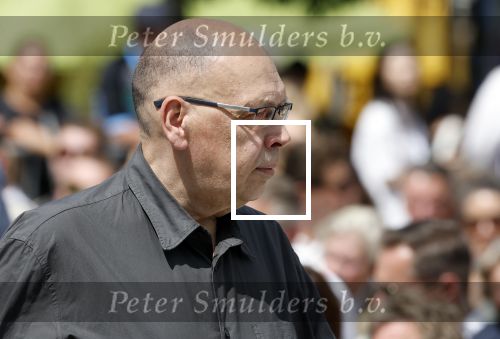 Amsterdam 15 juli 2024
Herdenkingsmonument Peter R. de Vries onthuld in Amsterdam Het kunstwerk bestaat uit twee bronzen handen die in elkaar grijpen en is gemaakt door kunstenares Rini Hurkmans. Burgemeester Femke Halsema en Kelly de Vries spreken tijdens de onthulling van het monument. Humbert Tan presenteert het . Ook zijn vrouw Jaqueline de Vries zoon Royce de Vries (met vrouw ) en Kelly de Vries (met partner) waren natuurlijk aanwezig . Simon de Waal