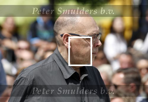 Amsterdam 15 juli 2024
Herdenkingsmonument Peter R. de Vries onthuld in Amsterdam Het kunstwerk bestaat uit twee bronzen handen die in elkaar grijpen en is gemaakt door kunstenares Rini Hurkmans. Burgemeester Femke Halsema en Kelly de Vries spreken tijdens de onthulling van het monument. Humbert Tan presenteert het . Ook zijn vrouw Jaqueline de Vries zoon Royce de Vries (met vrouw ) en Kelly de Vries (met partner) waren natuurlijk aanwezig . Simon de Waal