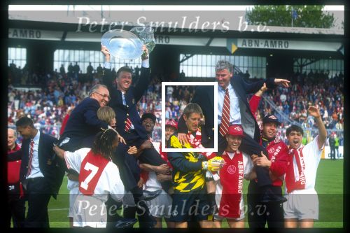 Amsterdam,28 April 1995
AJAX Landskampioen seizoen 1995-1996
Op de foto v.l.n.r. Sjaak Wolfs  -materiaalman- Patrick Kluivert Bobby Haarms Marc Overmars -net zichtbaar- Nordin Wooter 7 Louis v Gaal Finidi George Danny Blind Edwin v d Sar Gerard v d Lem Jari LitmanenFred Grim en Sonny Silooy