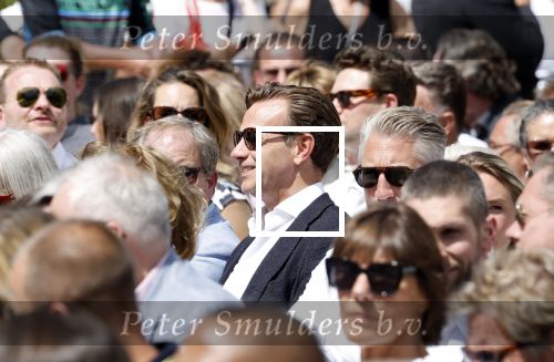 Amsterdam 15 juli 2024
Herdenkingsmonument Peter R. de Vries onthuld in Amsterdam Het kunstwerk bestaat uit twee bronzen handen die in elkaar grijpen en is gemaakt door kunstenares Rini Hurkmans. Burgemeester Femke Halsema en Kelly de Vries spreken tijdens de onthulling van het monument. Humbert Tan presenteert het . Ook zijn vrouw Jaqueline de Vries zoon Royce de Vries (met vrouw ) en Kelly de Vries (met partner) waren natuurlijk aanwezig . Sven Sauve