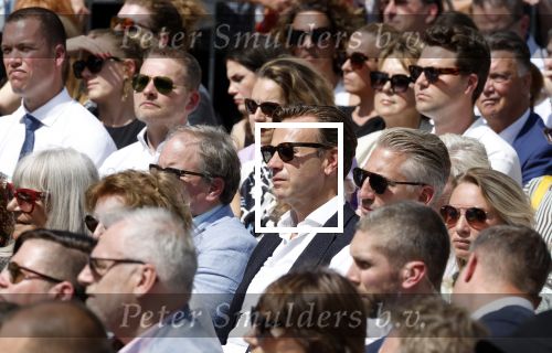 Amsterdam 15 juli 2024
Herdenkingsmonument Peter R. de Vries onthuld in Amsterdam Het kunstwerk bestaat uit twee bronzen handen die in elkaar grijpen en is gemaakt door kunstenares Rini Hurkmans. Burgemeester Femke Halsema en Kelly de Vries spreken tijdens de onthulling van het monument. Humbert Tan presenteert het . Ook zijn vrouw Jaqueline de Vries zoon Royce de Vries (met vrouw ) en Kelly de Vries (met partner) waren natuurlijk aanwezig . Sven Sauve