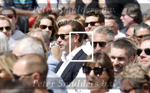 Amsterdam 15 juli 2024
Herdenkingsmonument Peter R. de Vries onthuld in Amsterdam Het kunstwerk bestaat uit twee bronzen handen die in elkaar grijpen en is gemaakt door kunstenares Rini Hurkmans. Burgemeester Femke Halsema en Kelly de Vries spreken tijdens de onthulling van het monument. Humbert Tan presenteert het . Ook zijn vrouw Jaqueline de Vries zoon Royce de Vries (met vrouw ) en Kelly de Vries (met partner) waren natuurlijk aanwezig . Sven Sauve