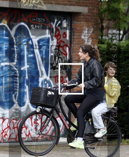 Amsterdam 13 juli 2024
Tina de Bruin met zoon op de fiets in Amsterdam zuid.