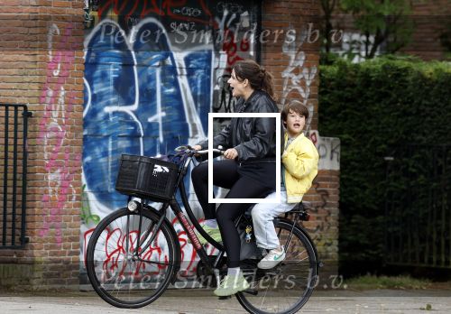Amsterdam 13 juli 2024
Tina de Bruin met zoon op de fiets in Amsterdam zuid.