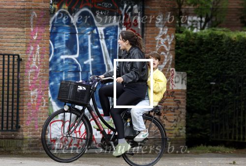 Amsterdam 13 juli 2024
Tina de Bruin met zoon op de fiets in Amsterdam zuid.