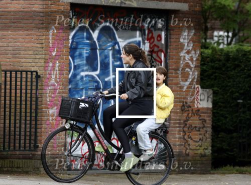 Amsterdam 13 juli 2024
Tina de Bruin met zoon op de fiets in Amsterdam zuid.