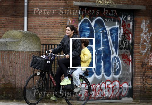 Amsterdam 13 juli 2024
Tina de Bruin met zoon op de fiets in Amsterdam zuid.