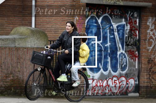 Amsterdam 13 juli 2024
Tina de Bruin met zoon op de fiets in Amsterdam zuid.