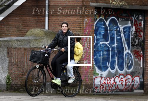 Amsterdam 13 juli 2024
Tina de Bruin met zoon op de fiets in Amsterdam zuid.
