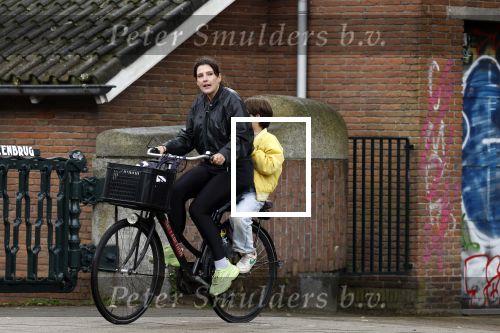 Amsterdam 13 juli 2024
Tina de Bruin met zoon op de fiets in Amsterdam zuid.