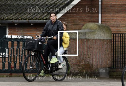 Amsterdam 13 juli 2024
Tina de Bruin met zoon op de fiets in Amsterdam zuid.
