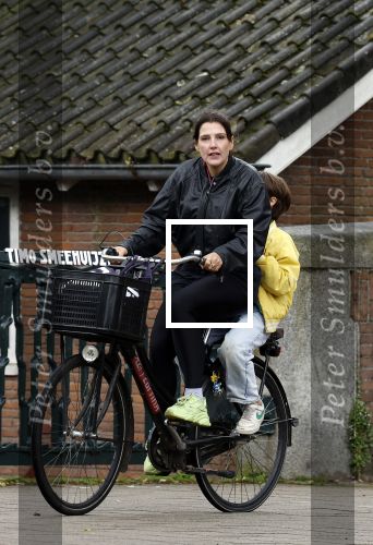 Amsterdam 13 juli 2024
Tina de Bruin met zoon op de fiets in Amsterdam zuid.