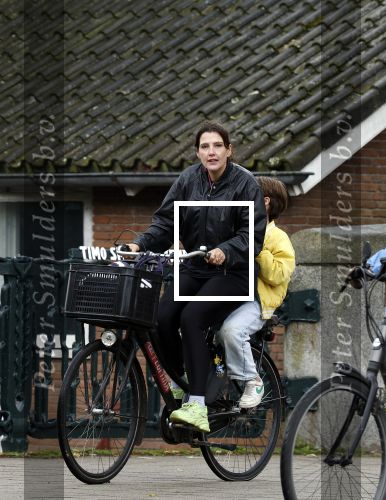 Amsterdam 13 juli 2024
Tina de Bruin met zoon op de fiets in Amsterdam zuid.