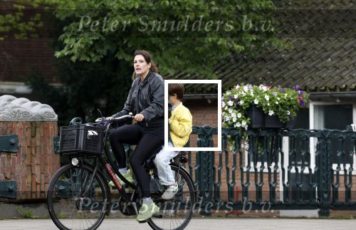 Amsterdam 13 juli 2024
Tina de Bruin met zoon op de fiets in Amsterdam zuid.