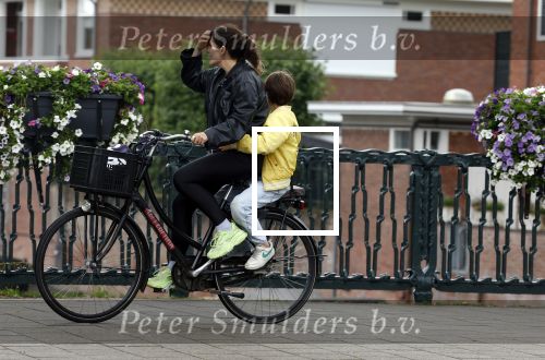 Amsterdam 13 juli 2024
Tina de Bruin met zoon op de fiets in Amsterdam zuid.
