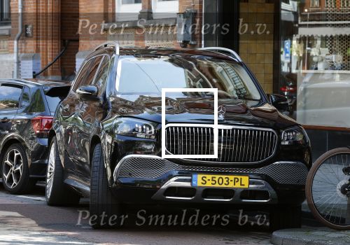 Amsterdam 10 juli 2024
Tino Martin zit achter in zijn auto en wordt gereden door chauffeur.