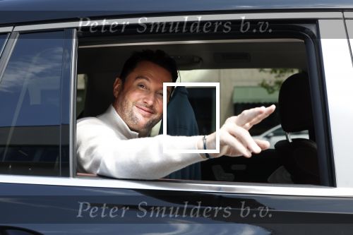 Amsterdam 10 juli 2024
Tino Martin zit achter in zijn auto en wordt gereden door chauffeur.