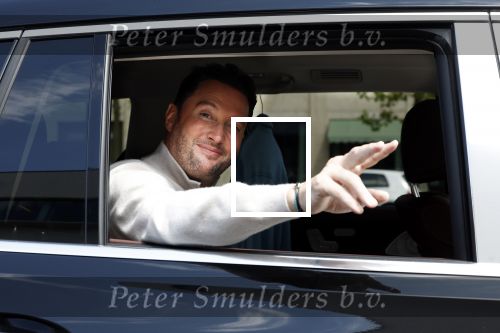 Amsterdam 10 juli 2024
Tino Martin zit achter in zijn auto en wordt gereden door chauffeur.