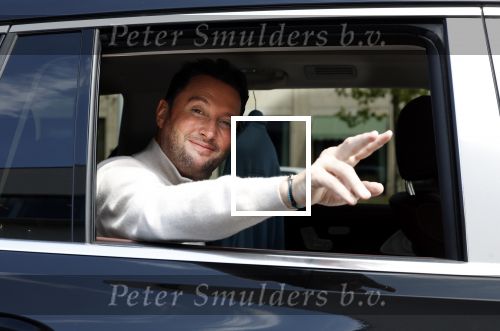 Amsterdam 10 juli 2024
Tino Martin zit achter in zijn auto en wordt gereden door chauffeur.