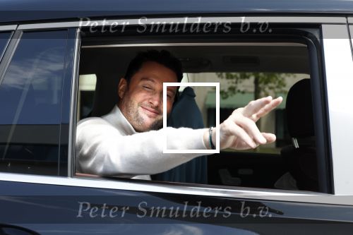 Amsterdam 10 juli 2024
Tino Martin zit achter in zijn auto en wordt gereden door chauffeur.