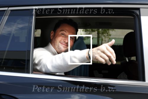 Amsterdam 10 juli 2024
Tino Martin zit achter in zijn auto en wordt gereden door chauffeur.