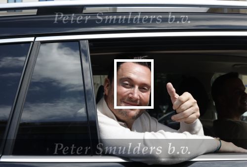 Amsterdam 10 juli 2024
Tino Martin zit achter in zijn auto en wordt gereden door chauffeur.
