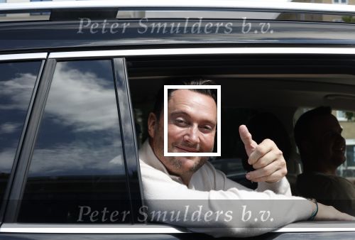 Amsterdam 10 juli 2024
Tino Martin zit achter in zijn auto en wordt gereden door chauffeur.