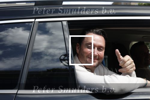 Amsterdam 10 juli 2024
Tino Martin zit achter in zijn auto en wordt gereden door chauffeur.